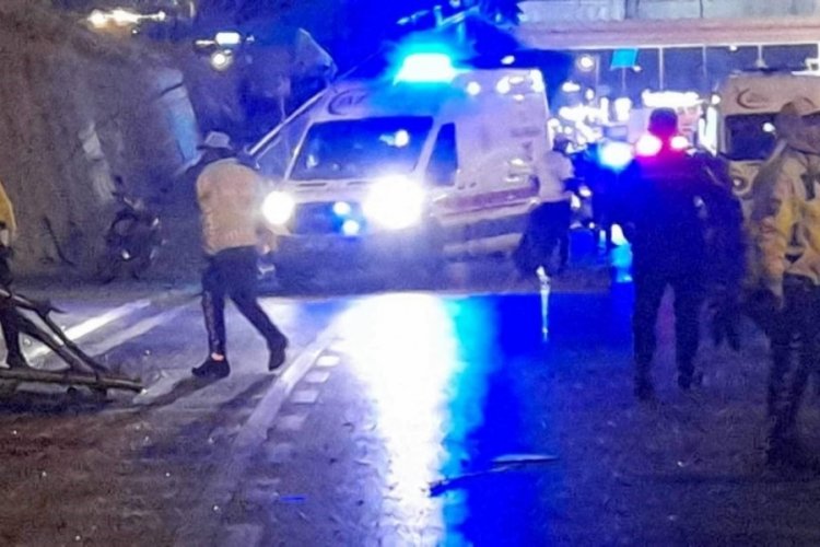 İstanbul'da otomobil &ouml;n&uuml;ndeki araca &ccedil;arpıp durağa daldı: 4 yaralı