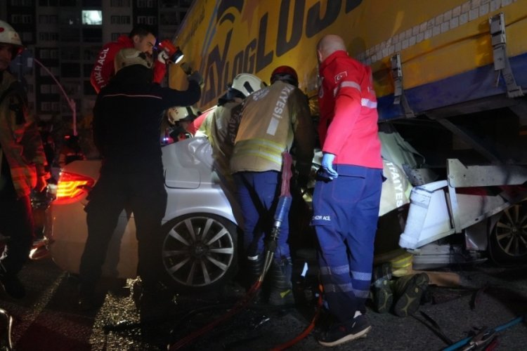 İstanbul'da tırın altında kalan otomobil hurdaya d&ouml;nd&uuml;: 1 ağır yaralı