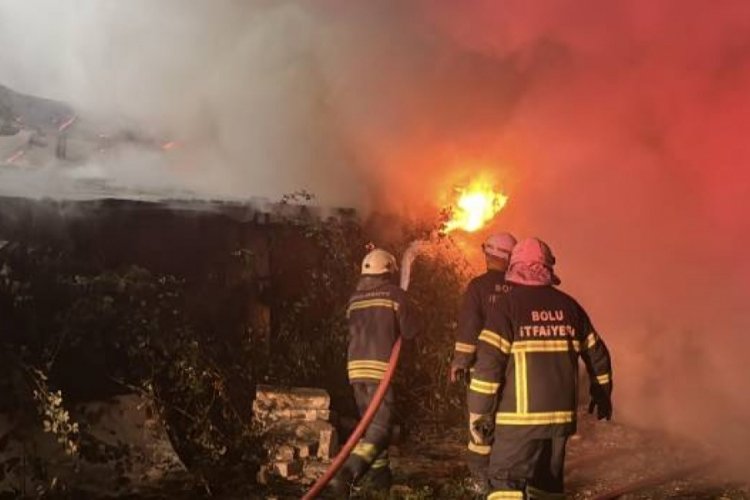 Bolu'da &ccedil;ıkan yangında ev alev alev yandı