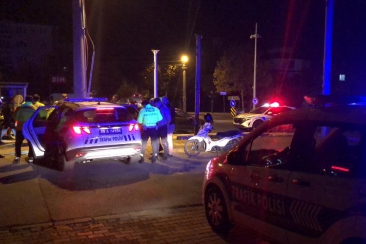 Alkoll&uuml; s&uuml;r&uuml;c&uuml; arabasını bırakıp polisten ka&ccedil;tı