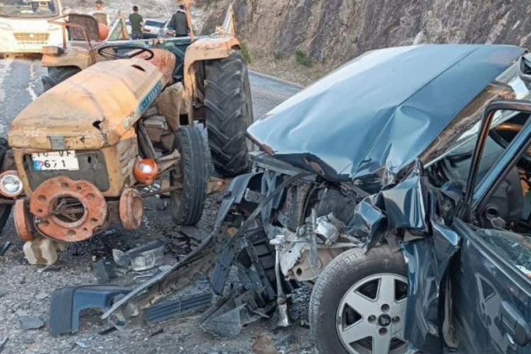 Balıkesir'de trakt&ouml;r ile otomobil kaza yaptı: 2 &ouml;l&uuml;