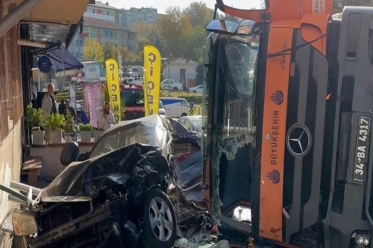 İstanbul'da feci kaza: 8 ara&ccedil; İSTA&Ccedil; aracının altında kaldı