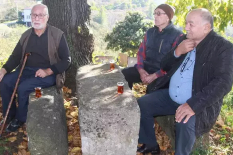 Yıllardır oturdukları taşın ne olduğunu duyunca anında kalktılar