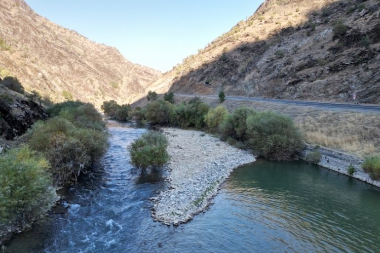 Şırnak'ın Habur &ccedil;ayı'nda renk c&uuml;mb&uuml;ş&uuml; kendine hayran bıraktı!