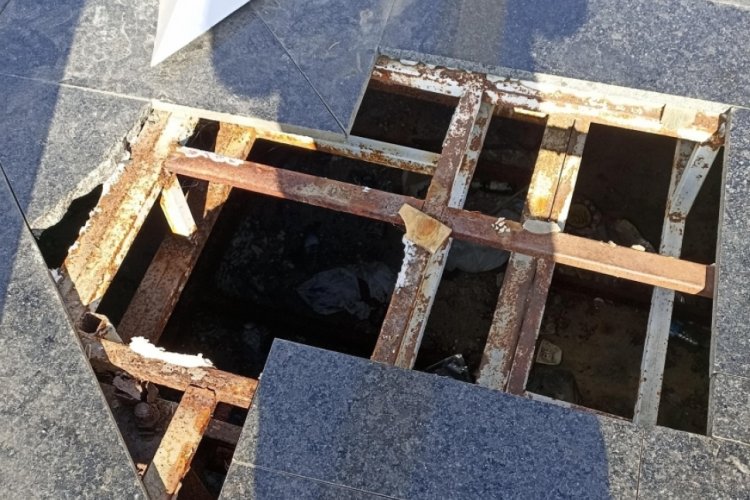 İstanbul'da bir &ccedil;ocuk girdiği anıtta mahsur kaldı