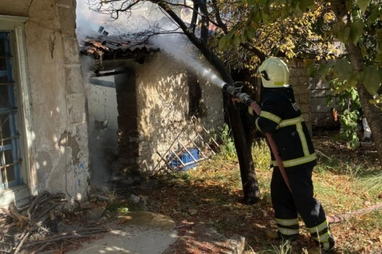 Muğla Ula'da metruk bina yangını
