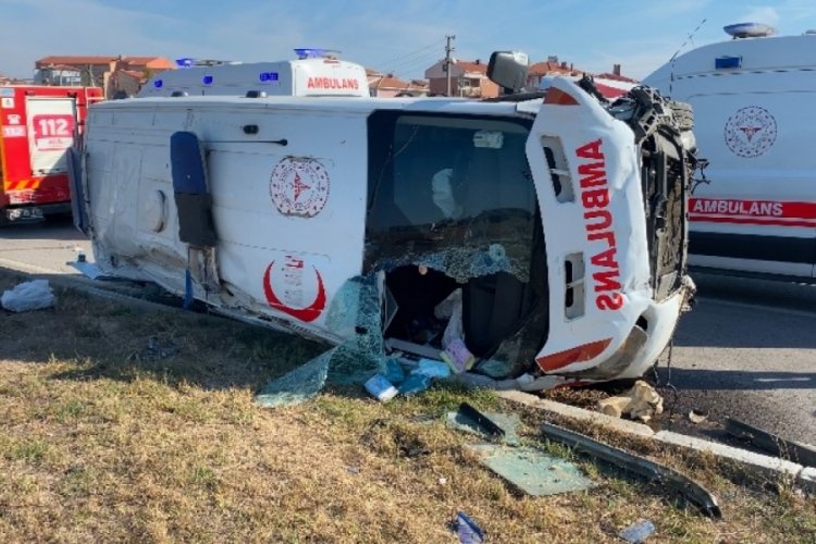 Hastanın sevkini sağlayan ambulans kaza yaptı: 7 yaralı