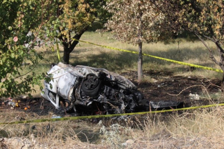 Malatya'da devrilen otomobil alev aldı: 2 kişi &ouml;ld&uuml;