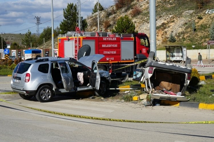 Kastamonu'da hafif ticari ara&ccedil; ile otomobil &ccedil;arpıştı: &Ouml;l&uuml; ve yaralılar var