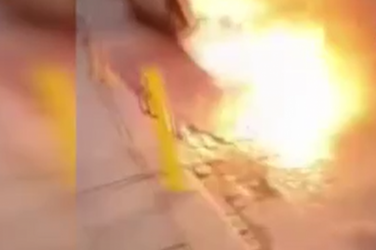 İstanbul'da yer altındaki kablo bomba gibi patladı