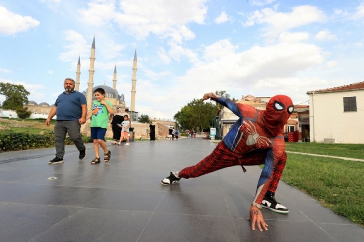 Örümcek adam kostümüyle mağarayı gezdi 