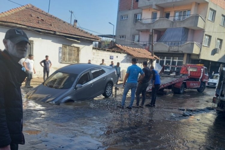 İ&ccedil;me suyu hattı patladı, otomobil i&ccedil;ine d&uuml;şt&uuml;