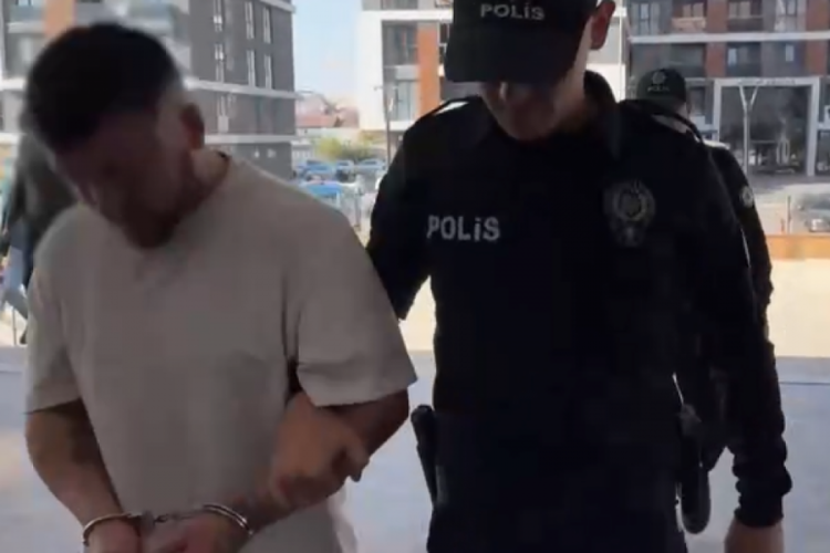 Giydikleri kost&uuml;mlerle vatandaşları korkuttular