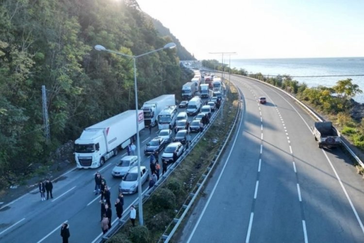 Artvin-Rize yolunda heyelan