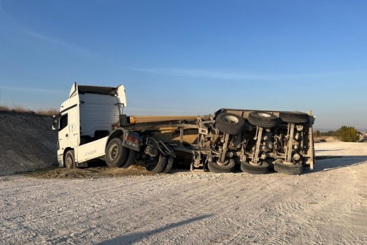 Kaza yapan 2 araca &ccedil;arpmamak isterken tırı devirdi