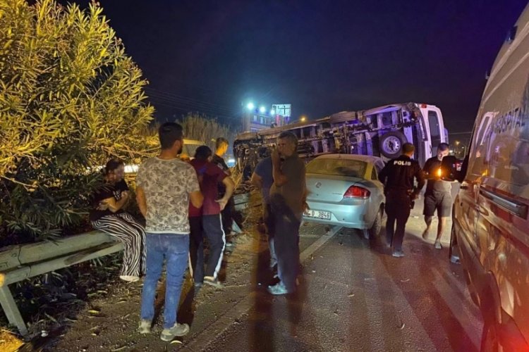 Otomobil ile &ccedil;arpışan servis minib&uuml;s&uuml; yan yattı, şans eseri yaralanan olmadı