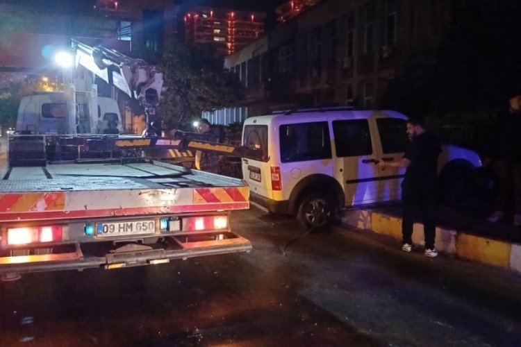 S&uuml;r&uuml;c&uuml;s&uuml;n&uuml;n direksiyon hakimiyetini kaybettiği ticari ara&ccedil; kaldırıma &ccedil;ıktı