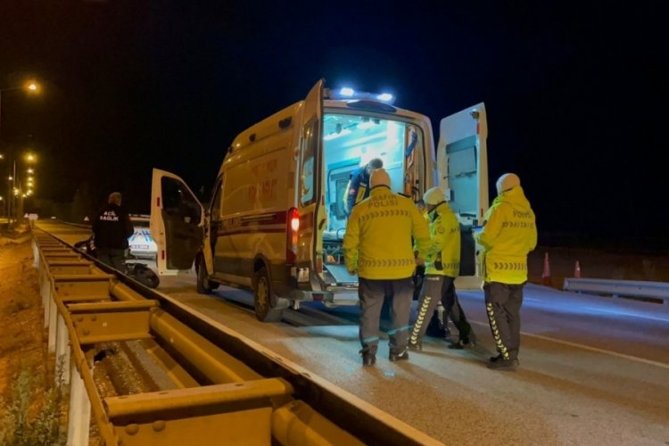 Kontrolden &ccedil;ıkan motosiklet bariyerlere &ccedil;arptı, s&uuml;r&uuml;c&uuml; &ouml;l&uuml;mden d&ouml;nd&uuml;