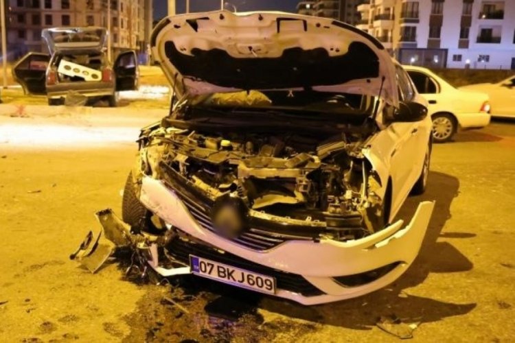 Aksaray'da 2 otomobil &ccedil;arpıştı: 2'si &ccedil;ocuk 7 yaralı