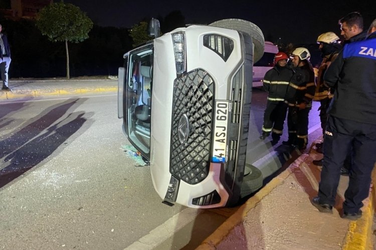 Kocaeli'de alkoll&uuml; s&uuml;r&uuml;c&uuml;n&uuml;n kullandığı cip elektrik direğine &ccedil;arpıp yan yattı