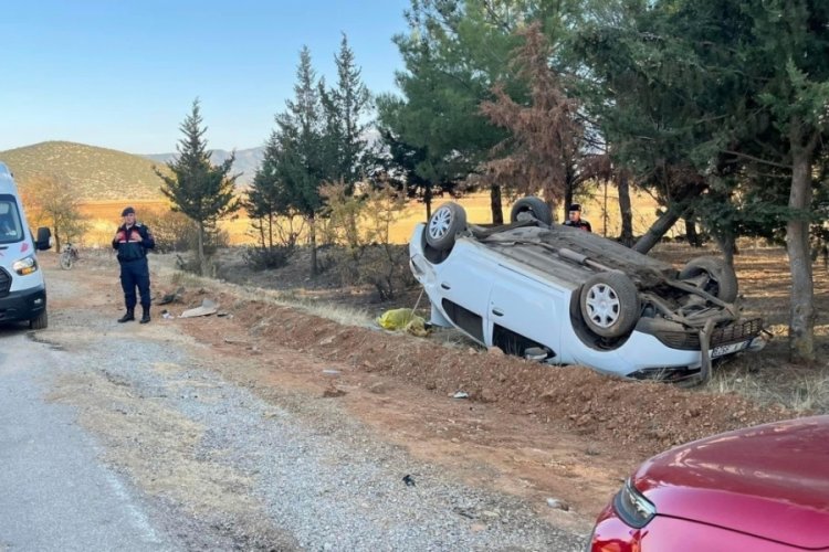 Virajı alamayan ara&ccedil; takla attı; 2 yaralı