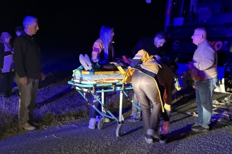 Tekirdağ'da otomobil ile otob&uuml;s &ccedil;arpıştı: 2 yaralı