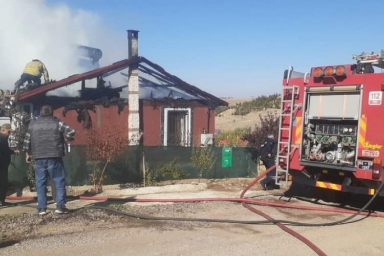 Evinin yanışını g&ouml;zyaşları i&ccedil;inde izleyen kadın fenalık ge&ccedil;irdi
