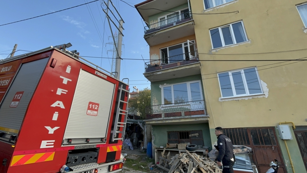 Isınmak i&ccedil;in &ccedil;alıştırdıkları elektrikli soba, evi yaktı