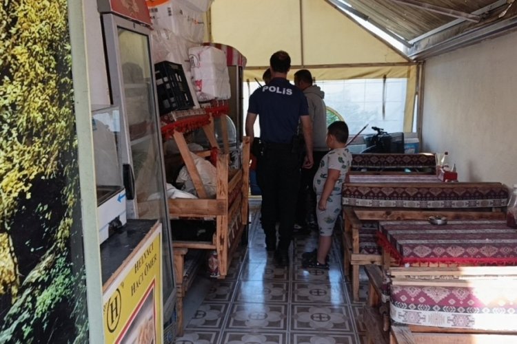 Antalya'da hırsızlar &ccedil;iğ k&ouml;fte d&uuml;kkanını soydu