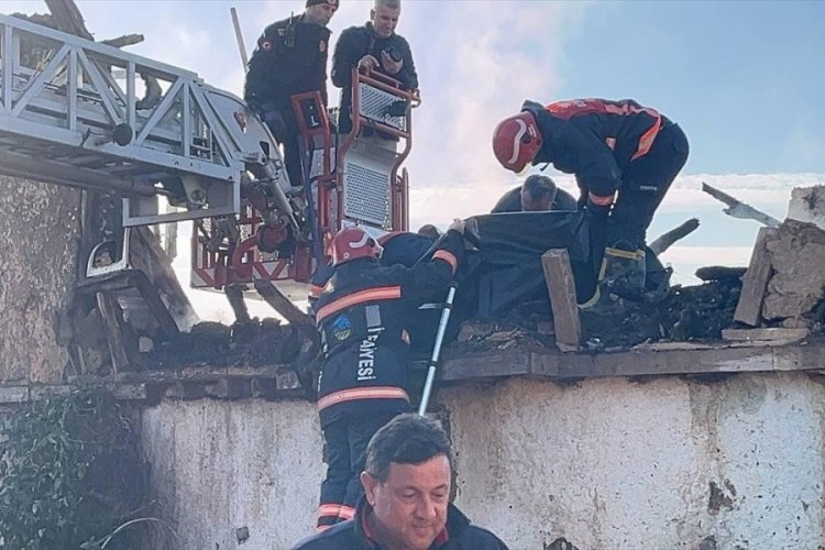 Sakarya'da &ccedil;ıkan bina yangınında bir kişi hayatını kaybetti