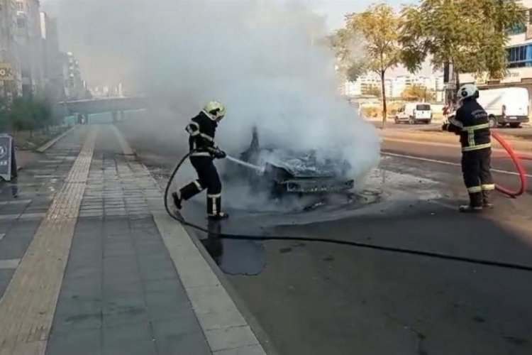 Diyarbakır'da seyir halindeki otomobil alev alev yandı