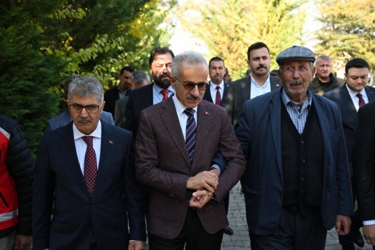 Bakan Uraloğlu 15 Temmuz kahramanı Şehit &Ouml;mer Halisdemir'in kabrini ziyaret etti