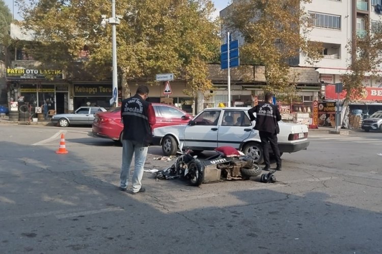 Ters y&ouml;nden gelen otomobil motosiklete &ccedil;arptı: 1 &ouml;l&uuml;