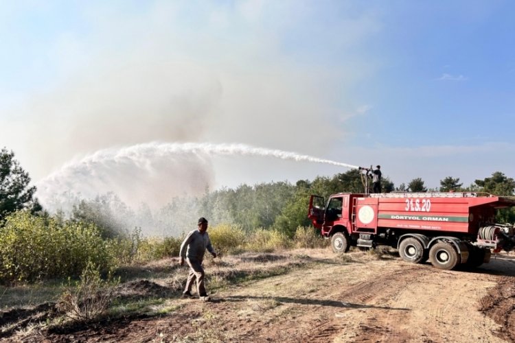 Hatay'da orman yangını r&uuml;zgarın etkisiyle b&uuml;y&uuml;meye devam ediyor
