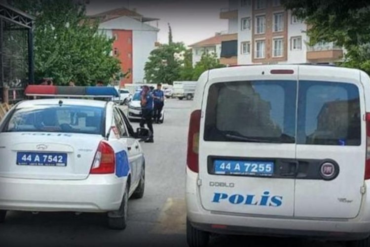 Malatya'da hasarlı binadan &ccedil;ıkanlar herkesi şoke etti