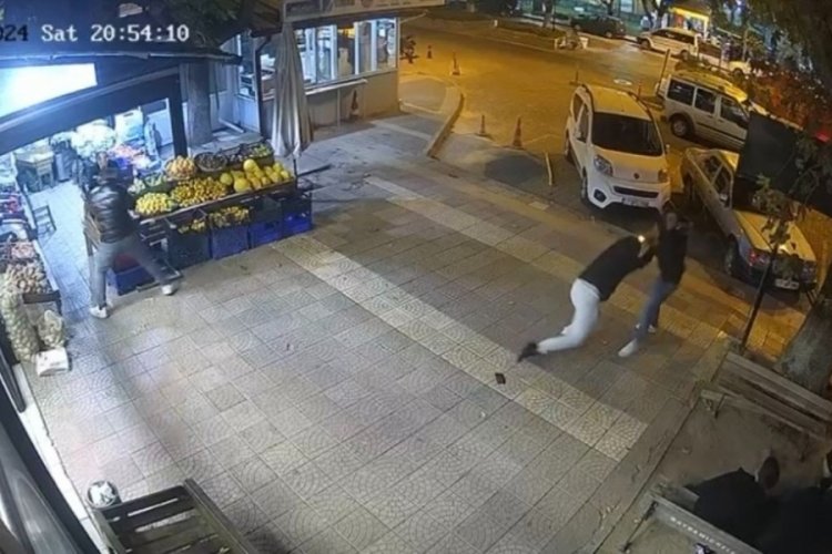 &Ccedil;anakkale'de bir kişinin &ouml;ld&uuml;ğ&uuml; silahlı saldırı anı kamerada