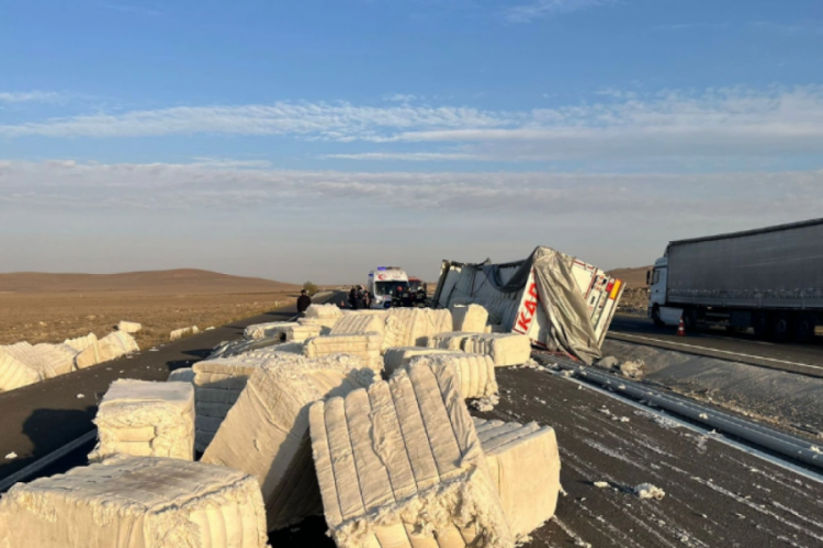 Konya'da tır devrildi: 1 &ouml;l&uuml;, 1 yaralı