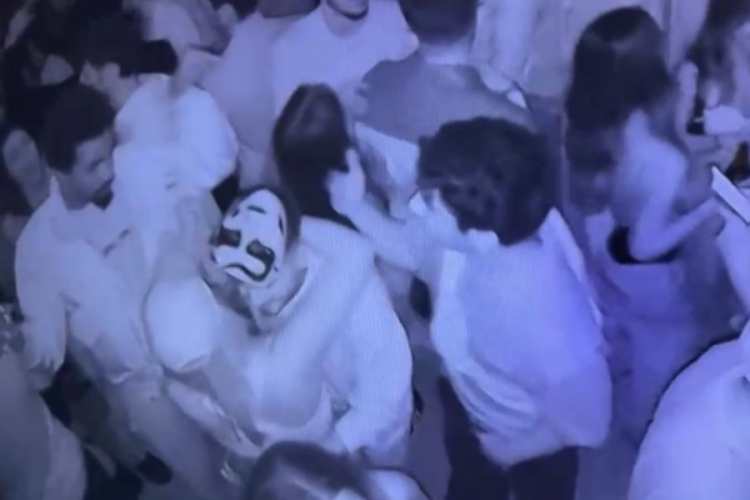 Cadılar Bayramı partisinde dans ederken soyuldular