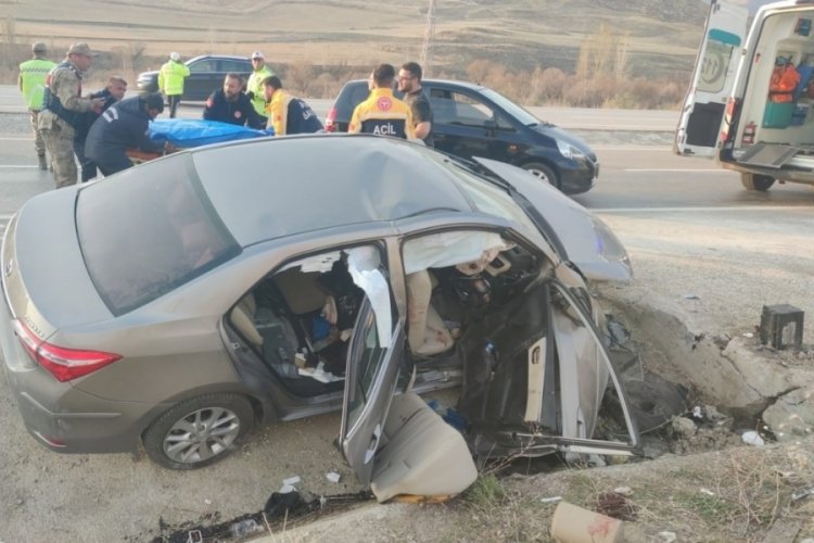 Erzurum'daki kazada can pazarı yaşandı: 2 &ouml;l&uuml;, 3 yaralı