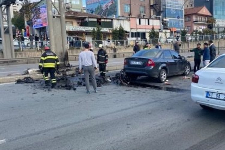 Kocaeli'de otomobilin motoru yola savruldu