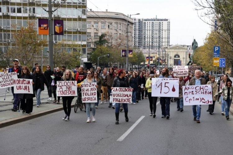 Sırbistan'da tren istasyonu kazası protesto edildi