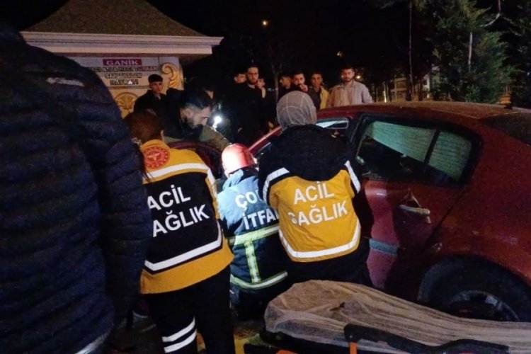 Kontrolden &ccedil;ıkan otomobil park halindeki ara&ccedil;lara &ccedil;arptı: 1 yaralı