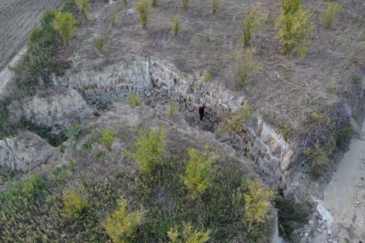 Depremin ikiye b&ouml;ld&uuml;ğ&uuml; tarladaki g&ouml;r&uuml;nt&uuml; &uuml;rk&uuml;t&uuml;yor