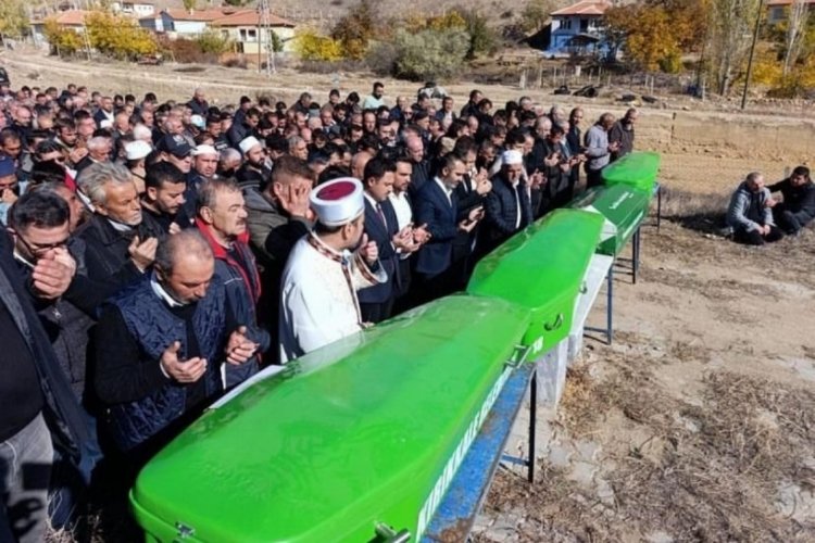 Trafik kazası bir aileyi hayattan kopardı: 4 &ouml;l&uuml;