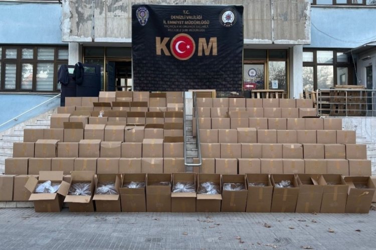 Ş&uuml;pheli tırdan 2,4 ton ka&ccedil;ak t&uuml;t&uuml;n &ccedil;ıktı