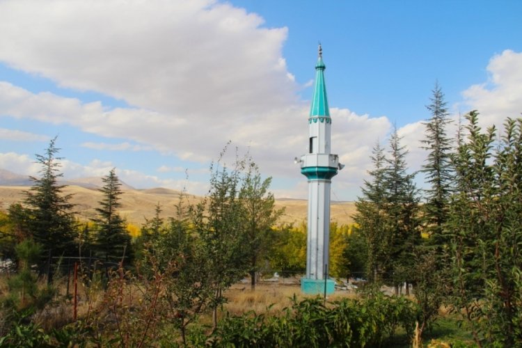 Kahramanmaraş'ta camisiz minare ilgin&ccedil; g&ouml;r&uuml;nt&uuml;ler oluşturuyor