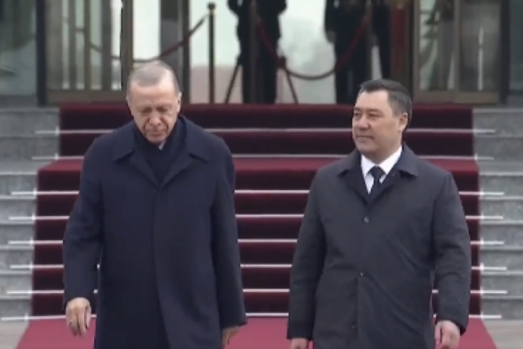 Cumhurbaşkanı Erdoğan Kırgızistan'da resmi törenle karşılandı