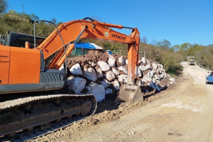 D&uuml;zce'de heyelan m&uuml;cadelesi