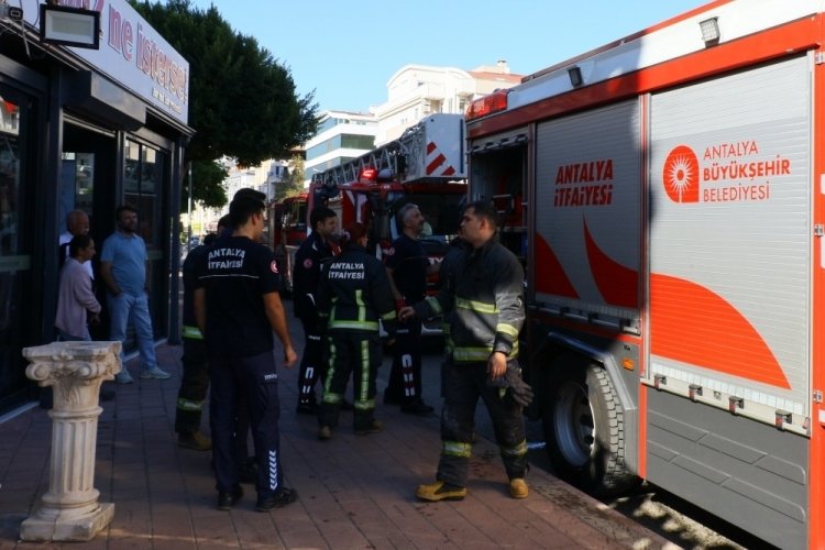 Antalya'da iş yerinin mutfağında yangın çıktı