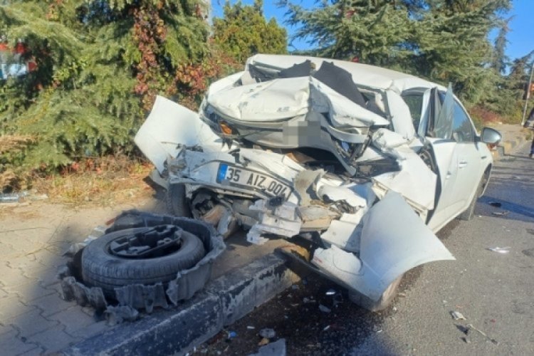 Manisa'da tırın çarptığı arabadan sağ çıktı